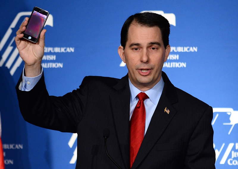 Illustration for article titled Republican Candidates Holding Up Phones, Ranked